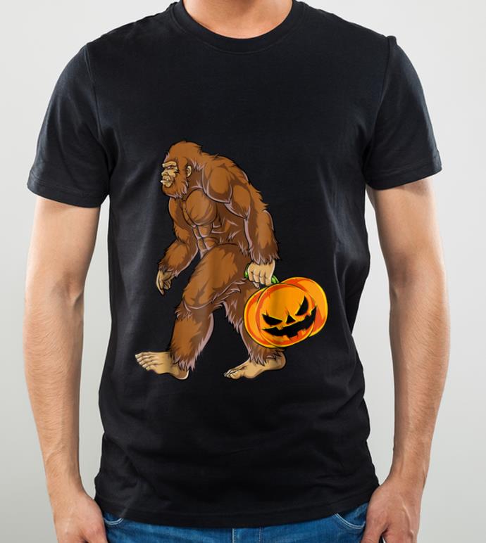 Great Bigfoot Sasquatch Carrying Scary Pumpkin Halloween shirt