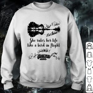 Pretty She Rules Her Life Like A Bird In Flight Fleetwood Mac Signature shirt 2