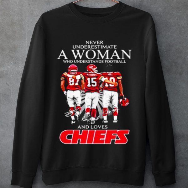 Top Never Underestimate A Woman Who Understand Football And Loves Chiefs shirt