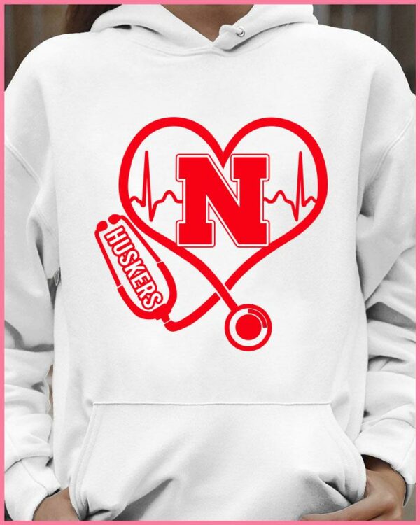 Premium Love Nebraska Cornhuskers Stethoscope Heartbeat nurse shirt
