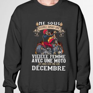 Premium Ne Sous Estimez Jamais Une Vieilie Femme Avec Une Moto Et Qui Est Ne En Decembre shirt 2