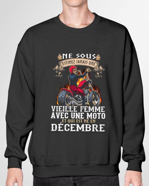 Premium Ne Sous Estimez Jamais Une Vieilie Femme Avec Une Moto Et Qui Est Ne En Decembre shirt