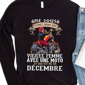 Premium Ne Sous Estimez Jamais Une Vieilie Femme Avec Une Moto Et Qui Est Ne En Decembre shirt 3