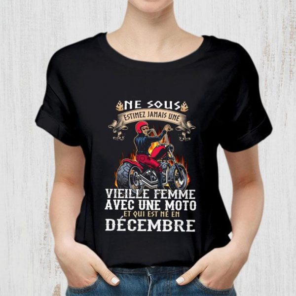 Premium Ne Sous Estimez Jamais Une Vieilie Femme Avec Une Moto Et Qui Est Ne En Decembre shirt