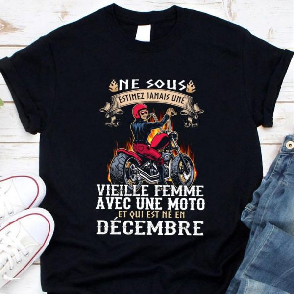 Premium Ne Sous Estimez Jamais Une Vieilie Femme Avec Une Moto Et Qui Est Ne En Decembre shirt