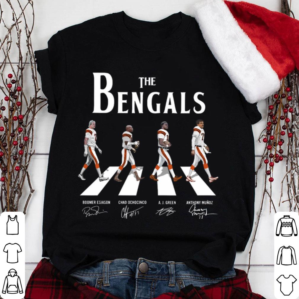 Official The Bengals Abbey Road Cincinnati Bengals Signatures Shirt, Boomer Esiason, Chad Ochocinco, A. J. Green, Anthony Munoz The Bengals Abbey Road Cincinnati Bengals Signatures Shirt Boomer Esiason Chad Ochocinco A J Green Anthony Munoz 1 - Official The Bengals Abbey Road Cincinnati Bengals Signatures Shirt, Boomer Esiason, Chad Ochocinco, A. J. Green, Anthony Munoz