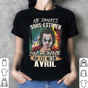 Joker Smoking Ne Jamais Sous-Estimer Un Homme Qui Est Ne En Avril shirt