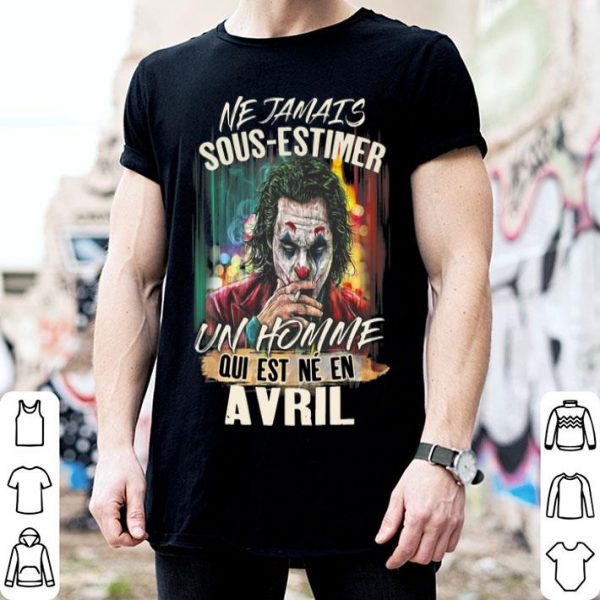 Joker Smoking Ne Jamais Sous-Estimer Un Homme Qui Est Ne En Avril shirt
