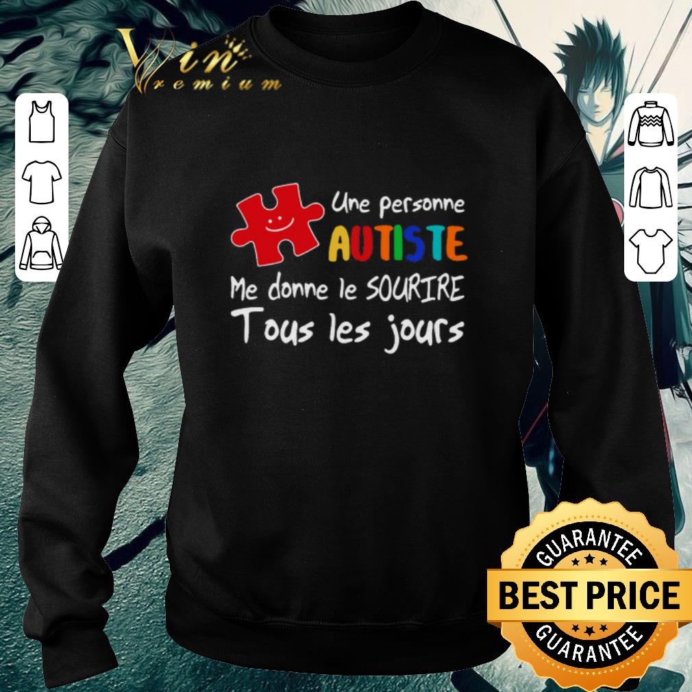 Hot Une Personne Autiste Me Donne Le Sourire Tous Les Jours shirt