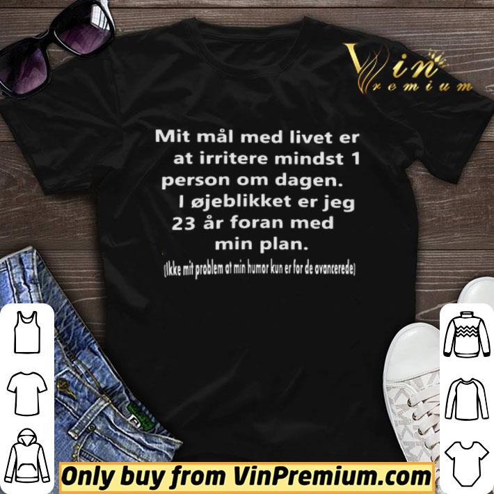 Mit Mai Med Livet Er At Irritere Mindst 1 Person Om Dagen shirt sweater