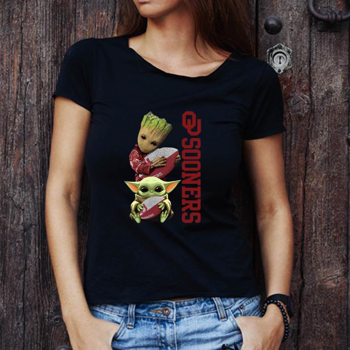 Top Baby Groot And Baby Yoda Hug Oklahoma Sooners shirt Top Baby Groot And Baby Yoda Hug Oklahoma Sooners shirt