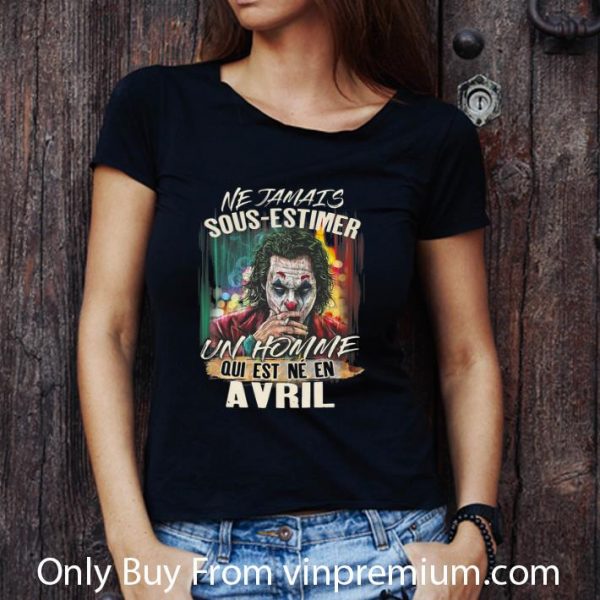 Awesome Joker Smoking Ne Jamais Sous-Estimer Un Homme Qui Est Ne En Avril shirt
