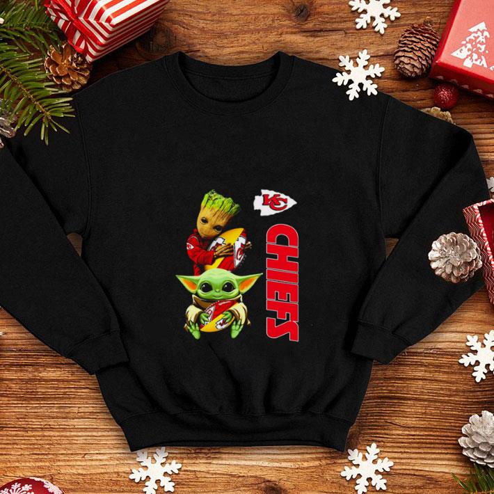 Premium baby yoda and baby groot hug kansas city chiefs shirt