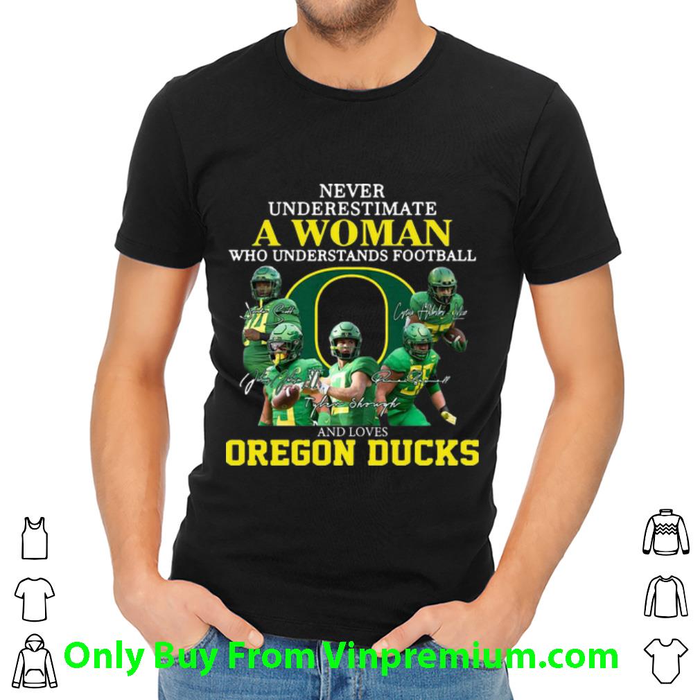 Great Never Underestimate A Woman Who Understands Football And Loves Oregon Ducks shirt