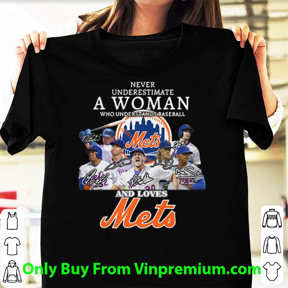 Top Never Underestimate A Woman Who Loves New York Mets Signatures shirt