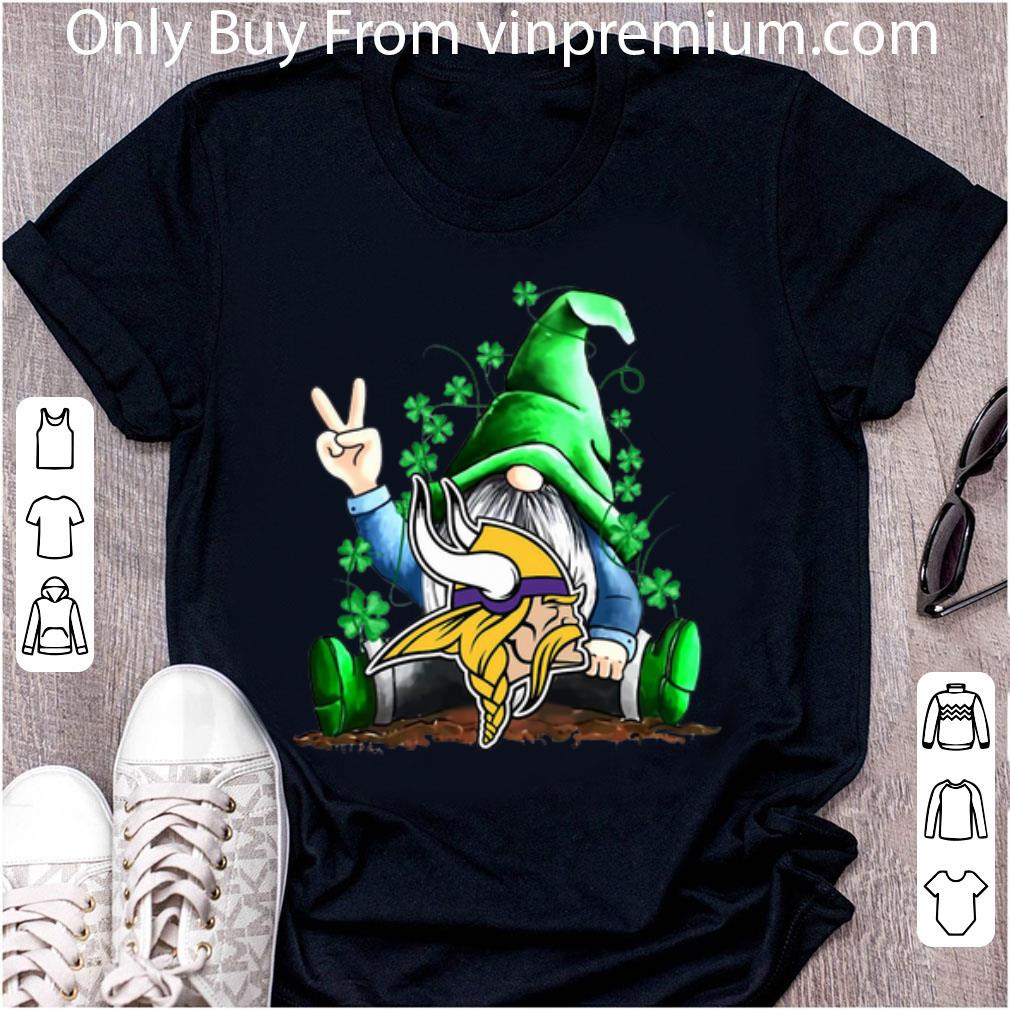 Awesome Lucky Gnomes Hug Minnesota Vikings St Patrick’s Day shirt