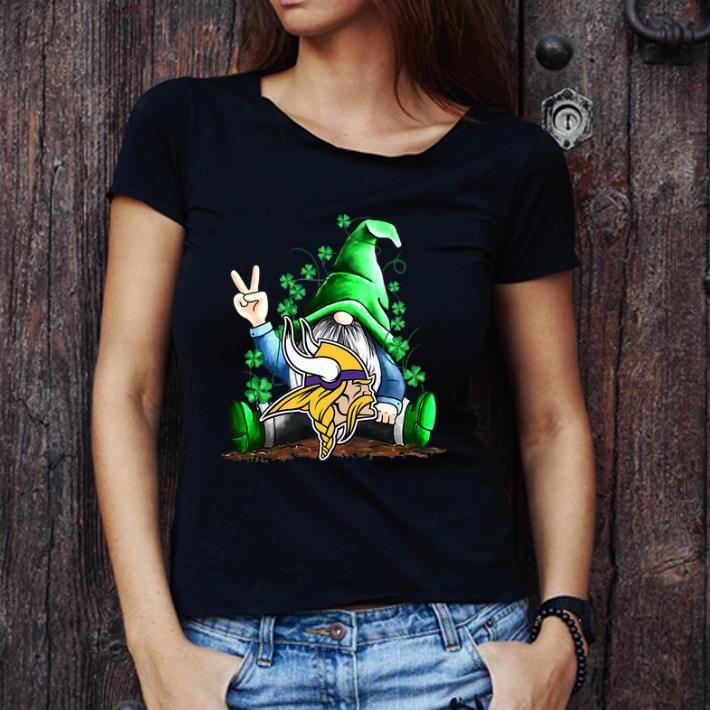 Awesome Lucky Gnomes Hug Minnesota Vikings St Patrick’s Day shirt
