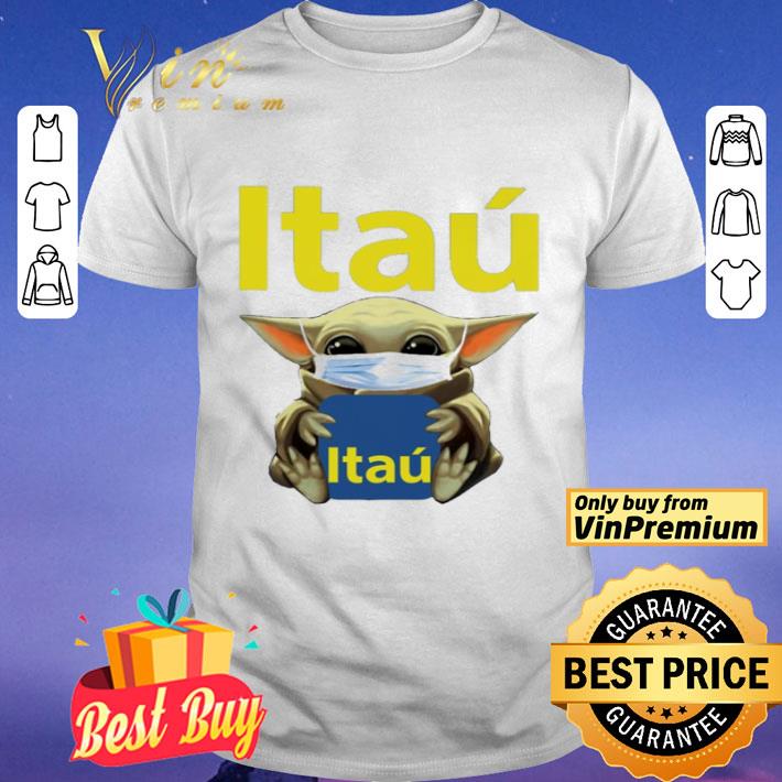 Baby Yoda hug Banco Itaú shirt