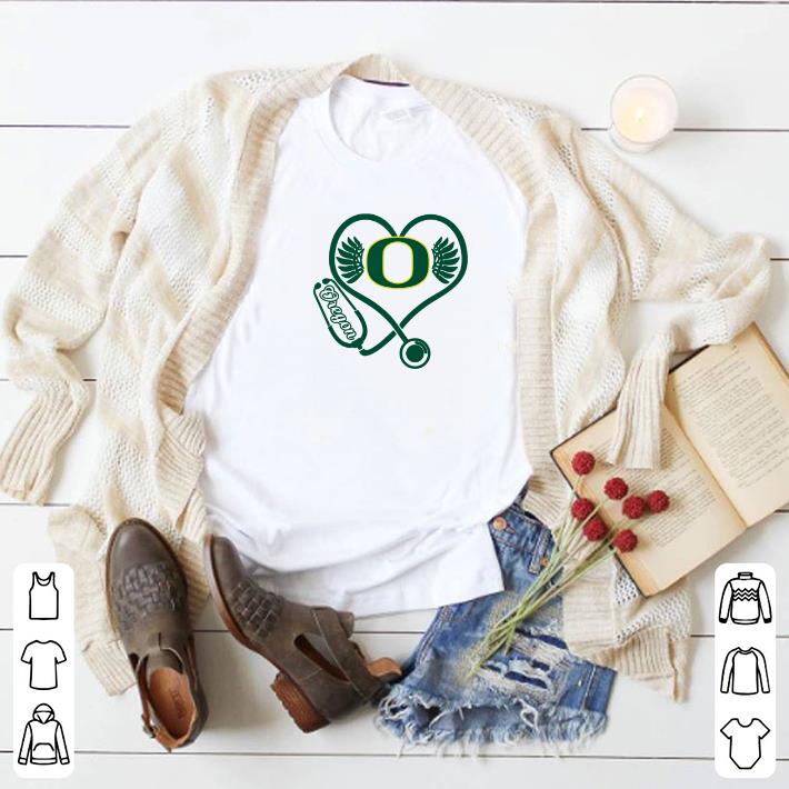 Premium Love Oregon Ducks Stethoscope Heartbeat nurse shirt