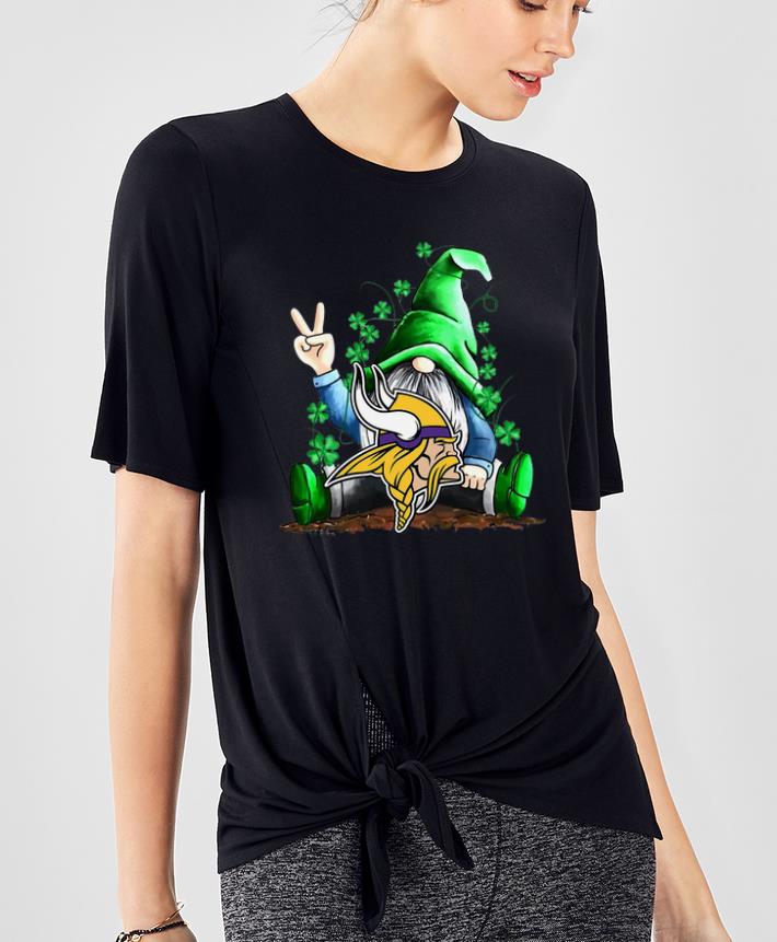 Official Lucky Gnomes Hug Minnesota Vikings St Patrick’s Day shirt