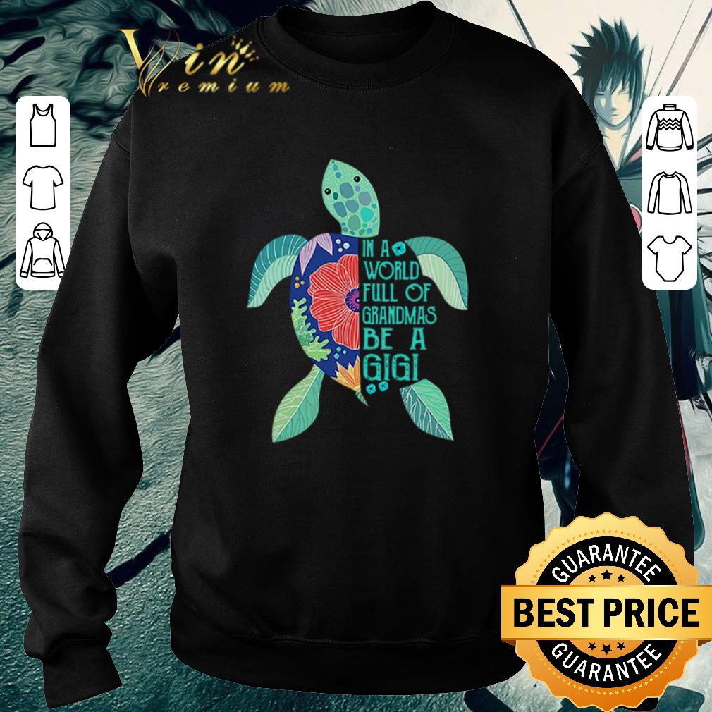 Top Turtle in a world full of grandmas be a Gigi shirt