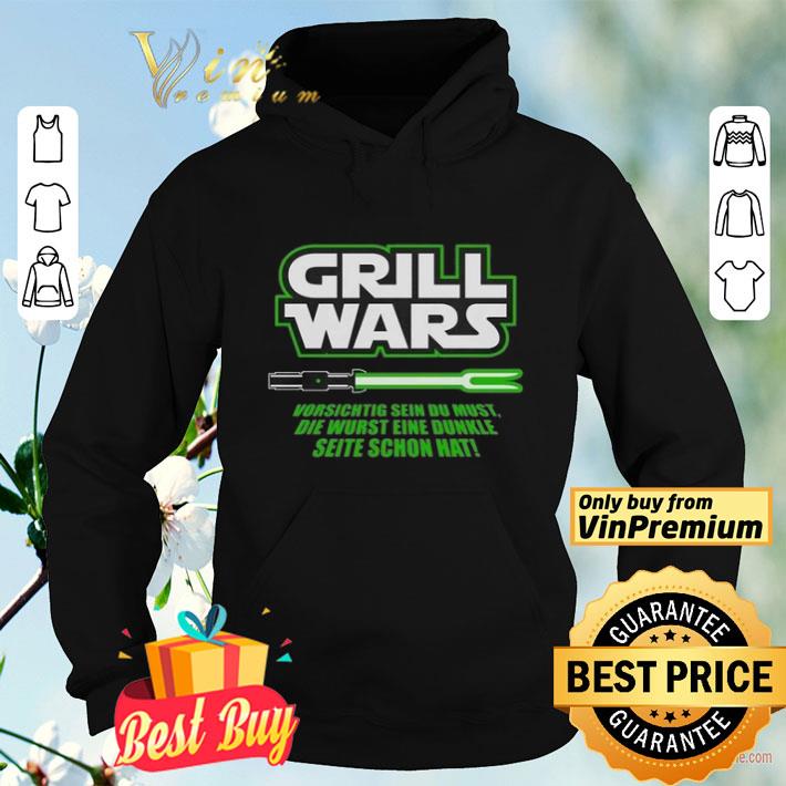 3dae4bf6 grill wars vorsichtig sein du must die wurst eine dunkle seite schon hat shirt 4 - Grill Wars Vorsichtig Sein Du Must Die Wurst Eine Dunkle Seite Schon Hat shirt