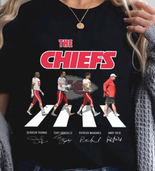 Hot The Chiefs Abbey Road Kansas City Chiefs Signatures Shirt, Patrick Mahomes, Andy Reid, Derrick Thomas, Tony Gonzalez 2